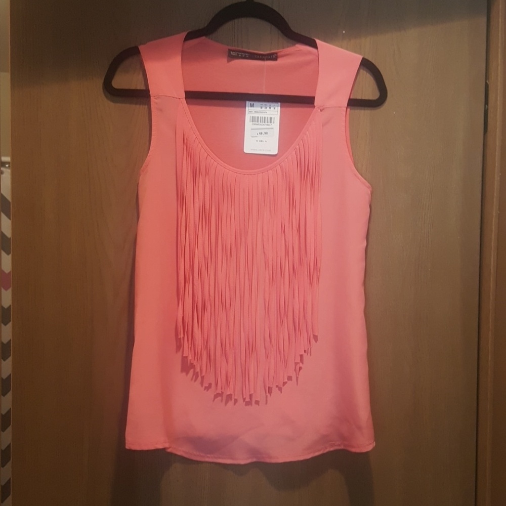 Sleeveless Coral shirt with accents